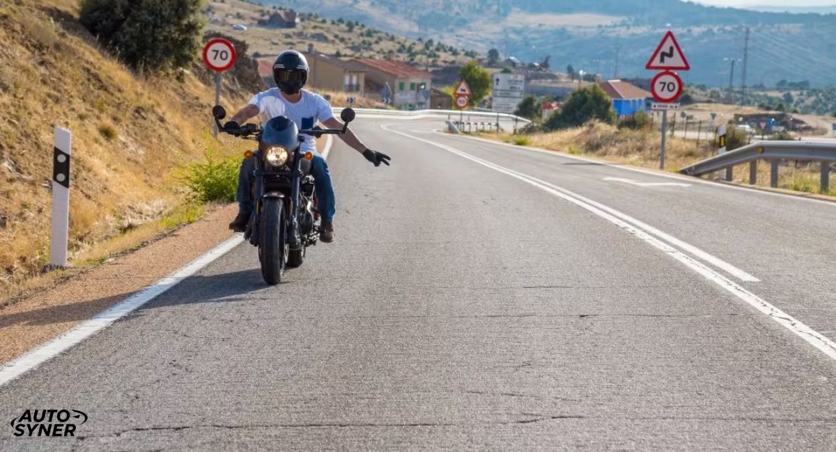 Motorcycle Hand Signals: You Need to Know Before Riding